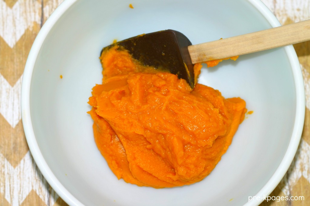 use canned pumpkin in a bowl to make natural playdough